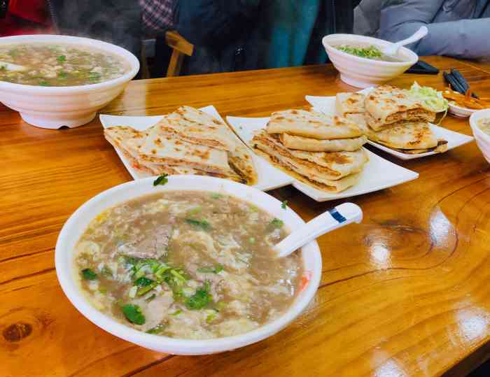 鲁蒙肉饼糁汤(维尔康店)-"牛肉馅饼很好吃,还有潵汤也不错,牛肉潵汤.