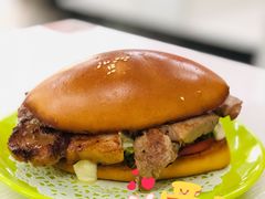 up得招牌猪扒包-噏耷茶档
