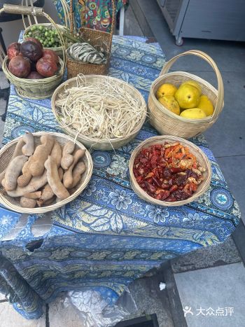 锅底是这里的灵魂所在。红彤彤的酸汤锅底，选用新鲜番茄