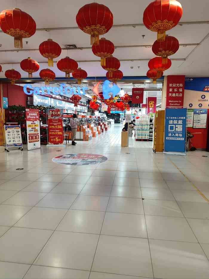 家乐福(龙德广场店)-"非常热闹的一家店,因为周围是出了名的居住.