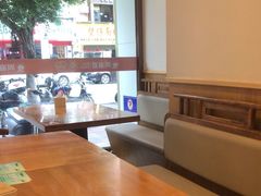 靠窗位-周麻婆·川式小炒(泉州鲤城超越工业园店)
