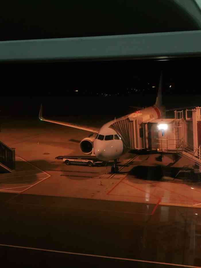 跟温州的地位比起来这个机场算比较小吧经过一次扩建感觉也没有什么太