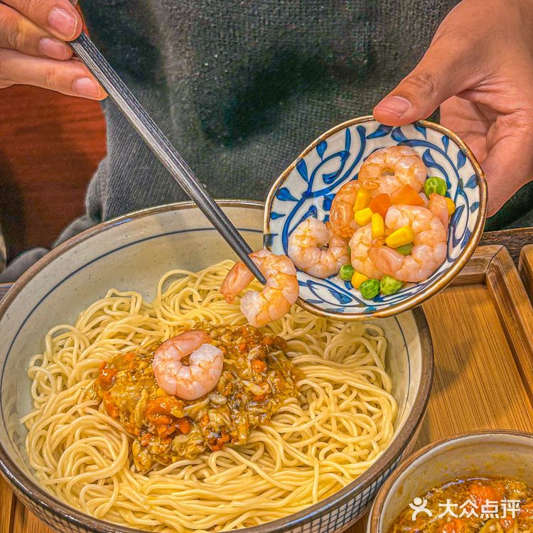 我又来吃蟹三宝啦‼️下雨天的中午竟然还排队