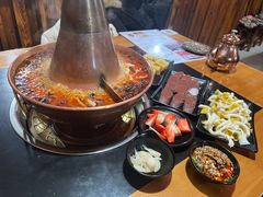 -果松木炭酸菜铜火锅·外婆参鸡汤