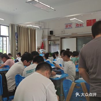 特别是他们家的麻辣烫和盖浇饭真的yyds，很推荐！