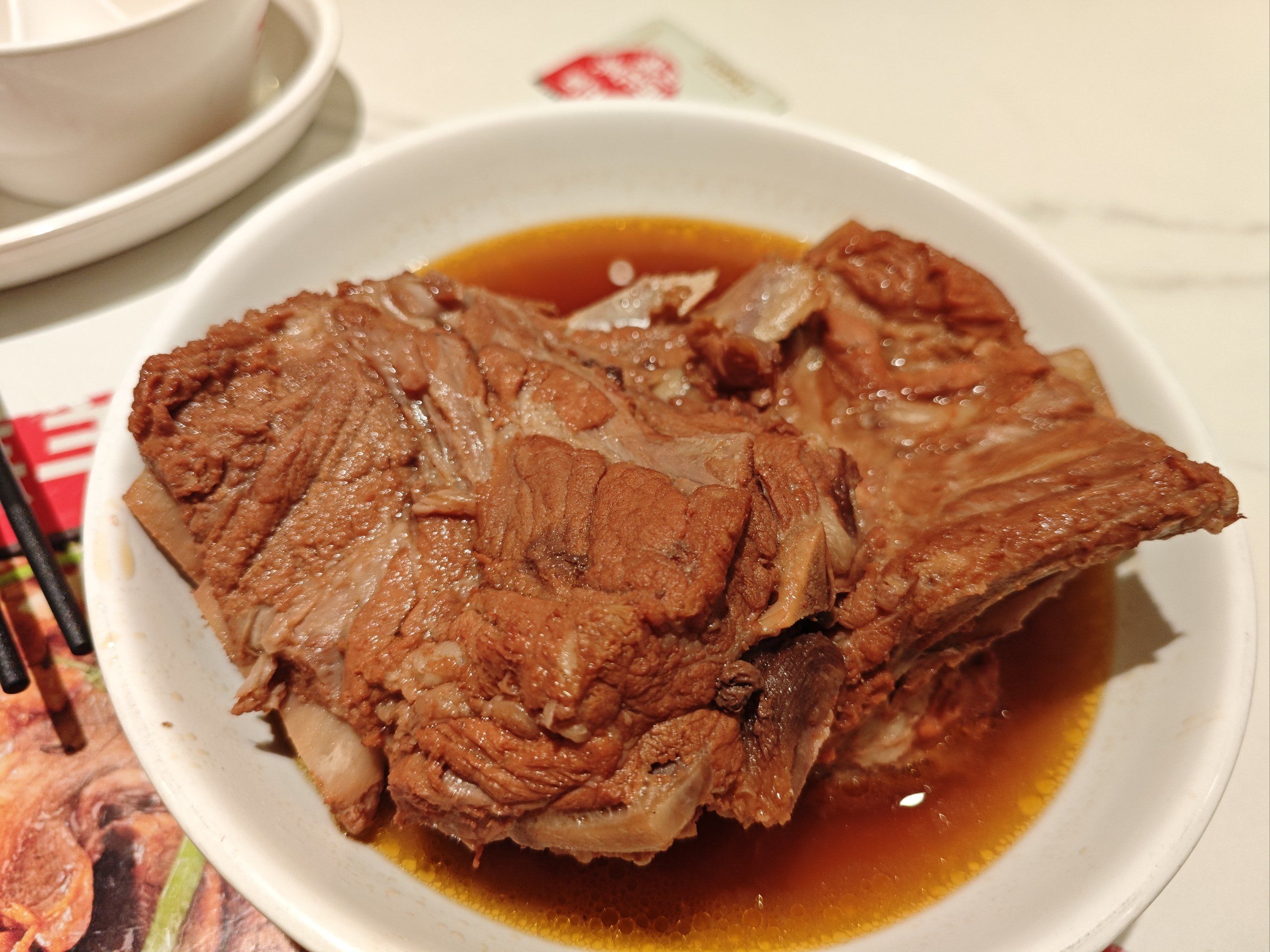 这家菜品不错,酱大骨的肉挺多的,羊肉串也