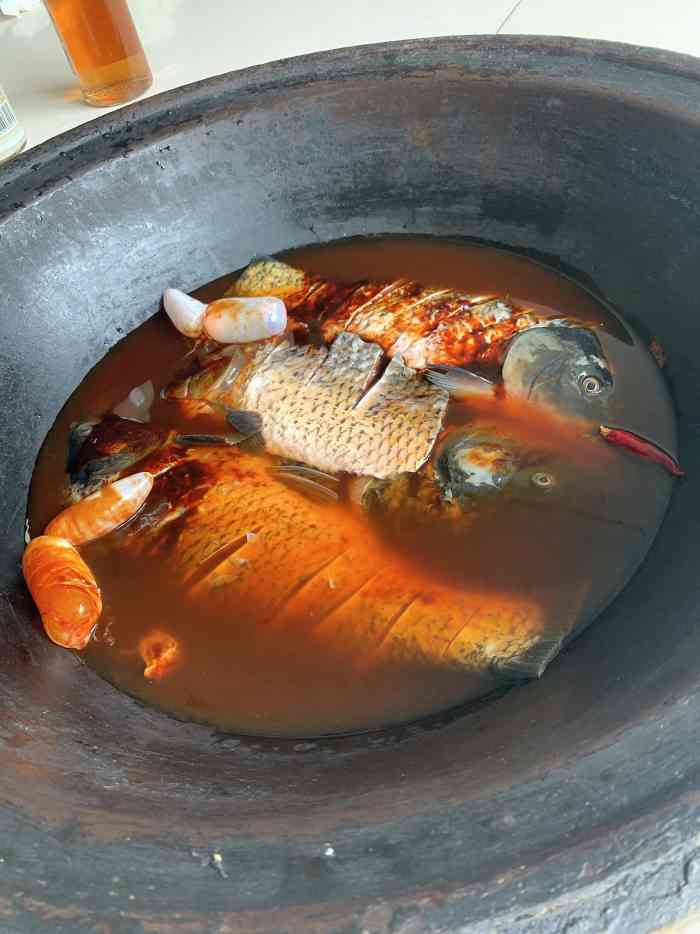 房间里是一个大锅,灶台里烧火煮.