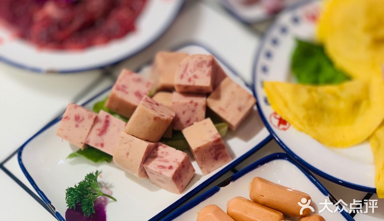 人气爆棚明星火锅~   整个餐厅装修的也是相当的红火