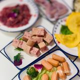 人气爆棚明星火锅~   整个餐厅装修的也是相当的红火