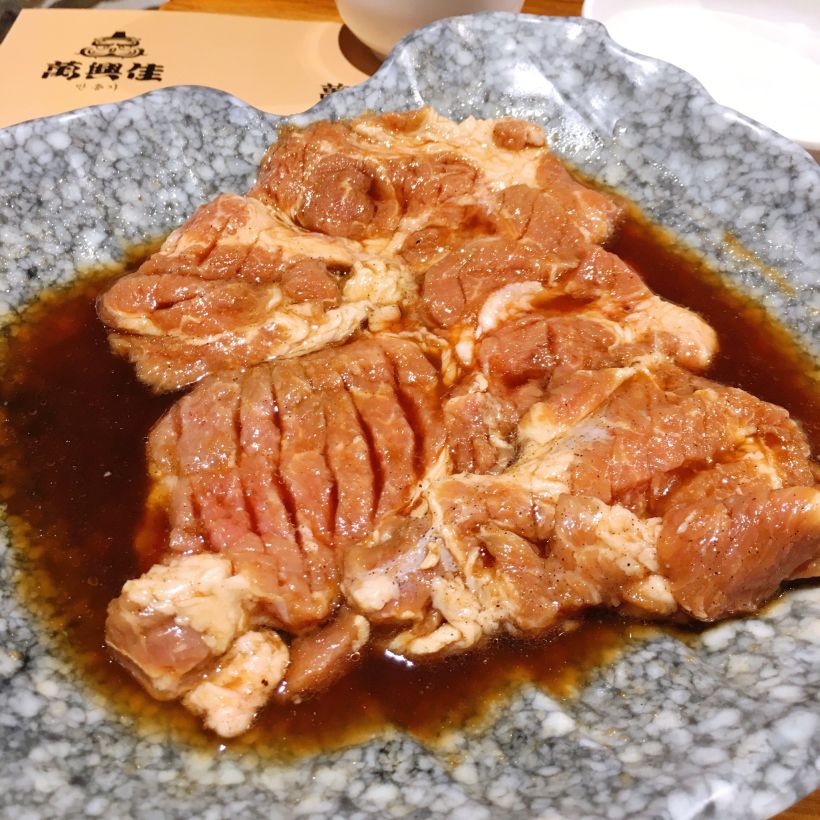 「调味梅花肉」 调味后带有甜甜的味道,好吃～肉的话口感还不错,带有