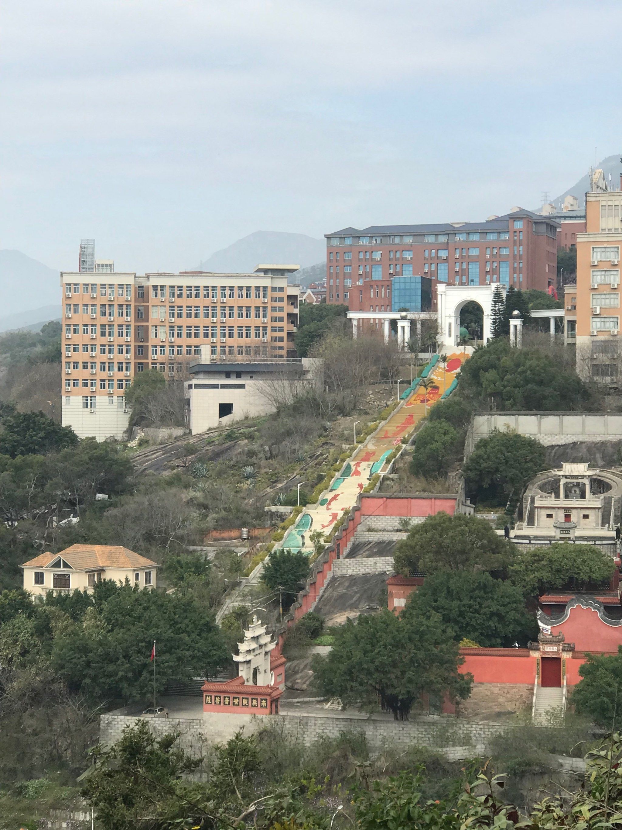新年徒步好去处

这条路太美啦

阳光学院南门的彩绘路
