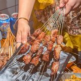 夜宵来这里撸串喝酒，好惬意！