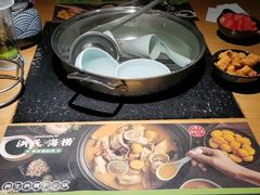 -洪氏嗨捞·广东猪肚鸡·椰子鸡火锅(西咸万象城店)