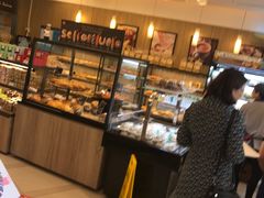 面包甜点陈列柜-85度C(生甜甜圈研究工坊·上海平凉店)