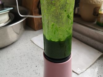 翠绿的实在惹眼，午饭决定吃菠菜面。就两个人
