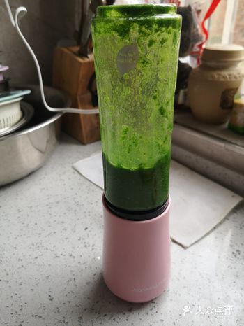 翠绿的实在惹眼，午饭决定吃菠菜面。就两个人