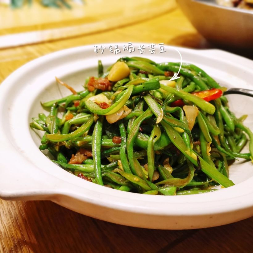 [砂锅焗长芸豆]这道菜搭配一点红辣椒丝,色泽鲜丽,鲜辣脆爽,是一道