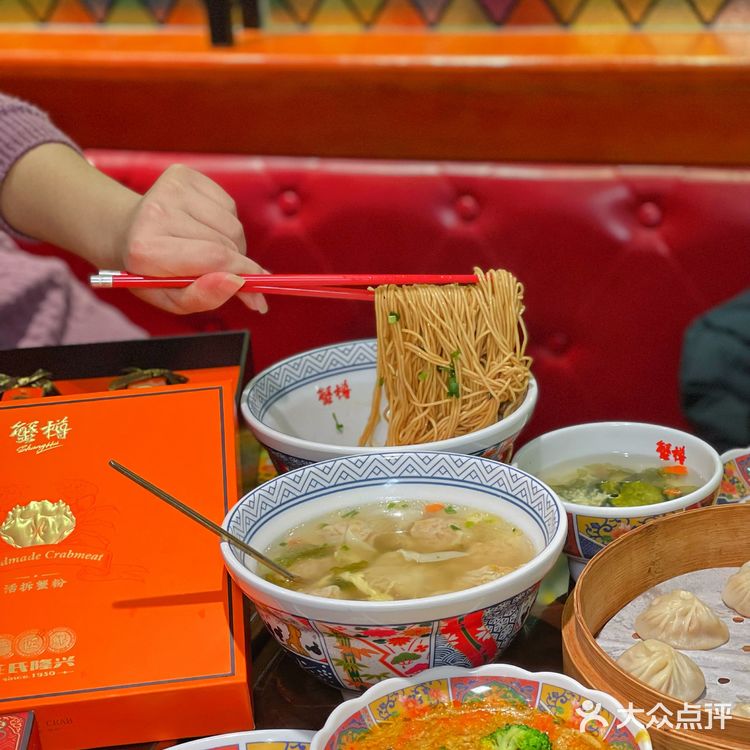 上海旅游必打卡高人气蟹粉面，现场活蟹拆蟹