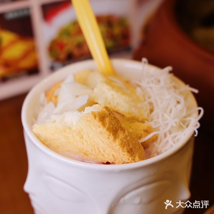 大理古城里的傣族风情，手抓饭真的绝了
