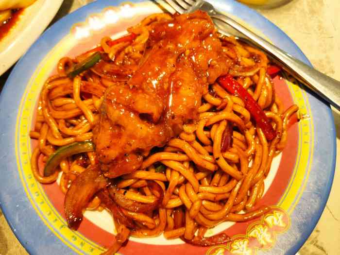 保利水城4楼美食街吉之岛电梯直上四楼出门左边就能看到保利停车还算