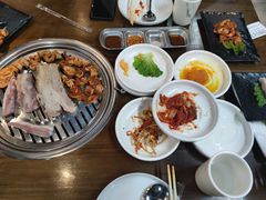 厚切猪肉-·缸桶屋·韩式牛肋条自助烤肉(西湖D11店)