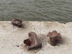 -多瑙河畔鞋履雕塑