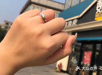 最简单大方的款式 超级bulingbuling的