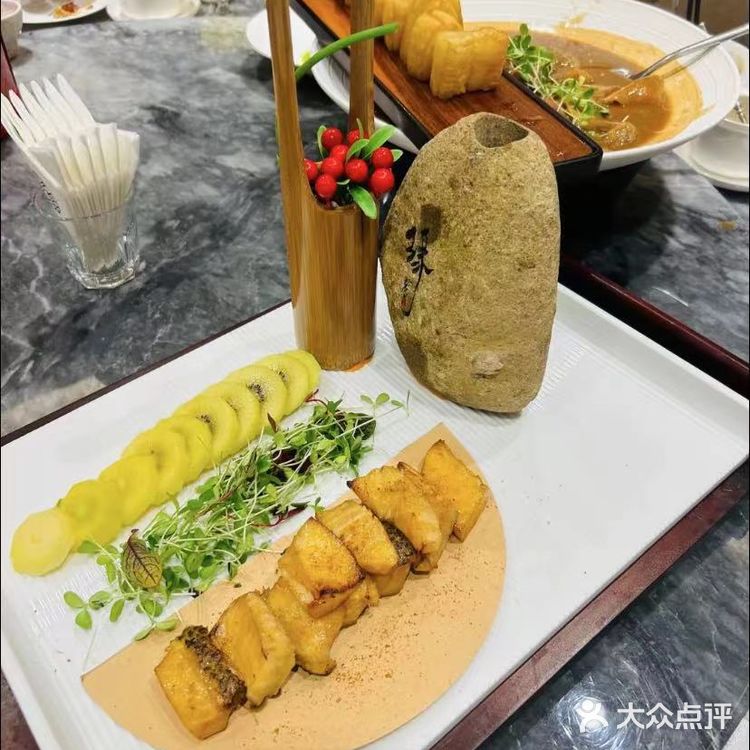 那这必定是你最好的选择！餐厅在鸿恩寺森林公园附近