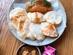 烟熏三文鱼配烤饺子皮和芥末籽酱-BOR Eatery(安福路店)