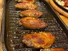 料理烤焦香翅中-老东镇啤酒屋海鲜加工·蒸汽海鲜·海鲜烧烤(台东店)