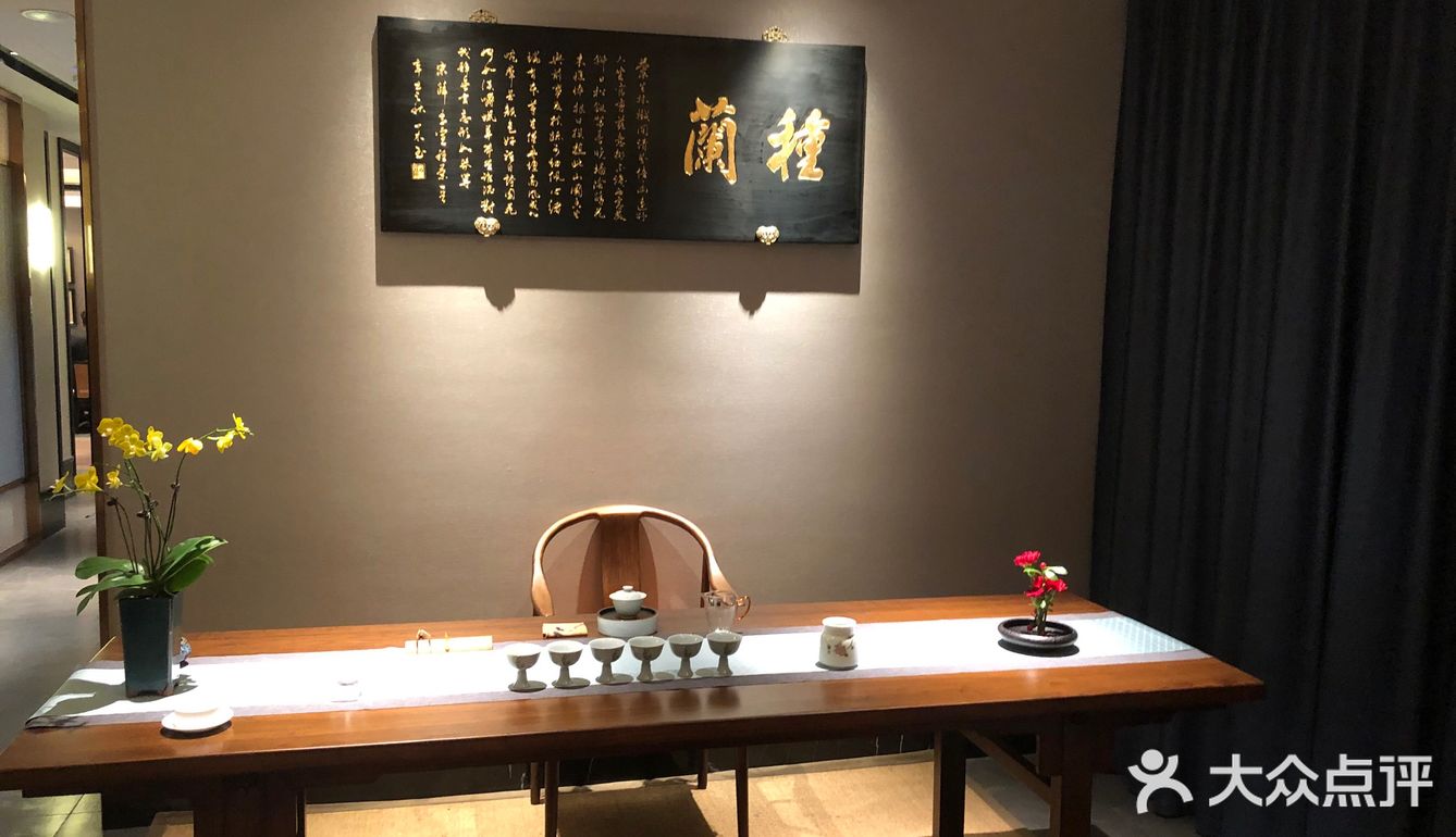东方之门首家 360°湖景餐厅