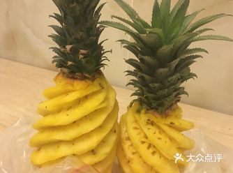 大叔“笨拙”削菠的身影...