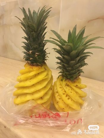 大叔“笨拙”削菠的身影...