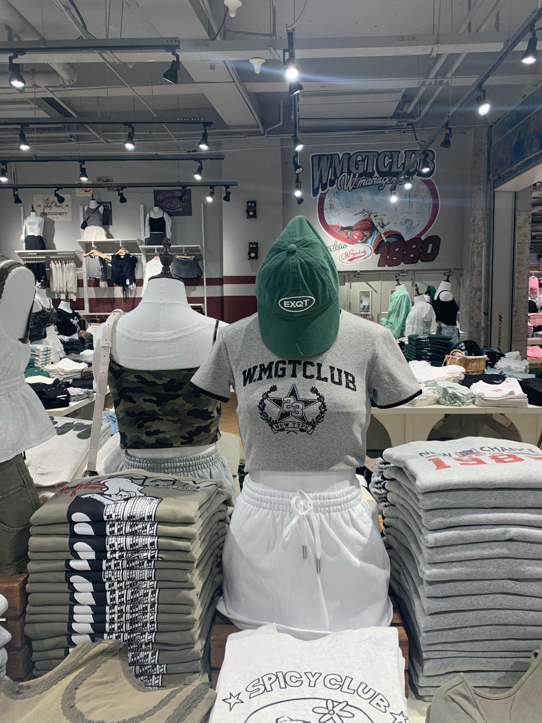 解放碑国泰里的潮牌女装集合店