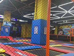 -爱蹦iBOON蹦床运动馆(江汉店)