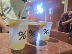 拿铁和柠檬水-% Arabica阿拉比卡咖啡(武汉天地店)