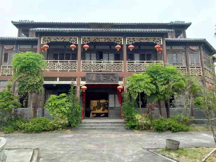 香市影视城停车场-"买了下午两点的电影票,顺便就过去吃了个饭.