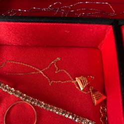 -六福珠寶(银泰百货大红门店)