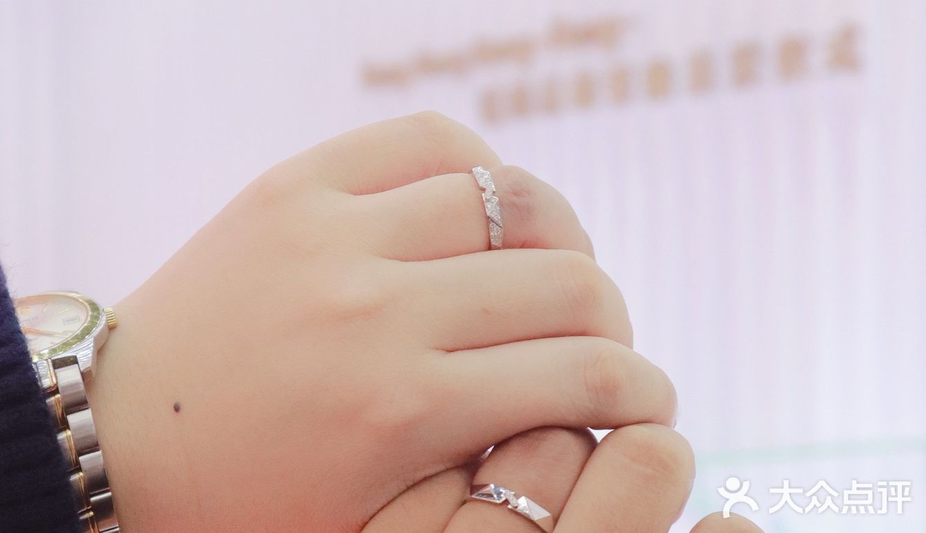 被朋友圈夸爆的钻戒💍来了❗️❗️❗️