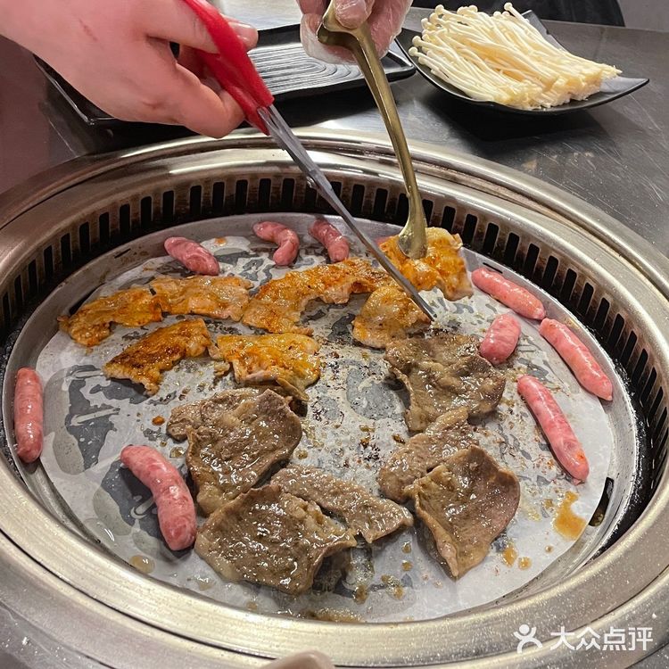 品尝烤肉美味