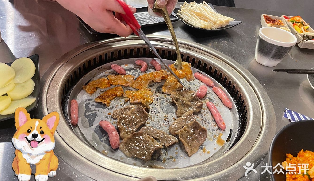 品尝烤肉美味