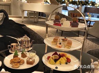 地理位置：杭州君悦酒店 下午茶分为两层，第一张是在二