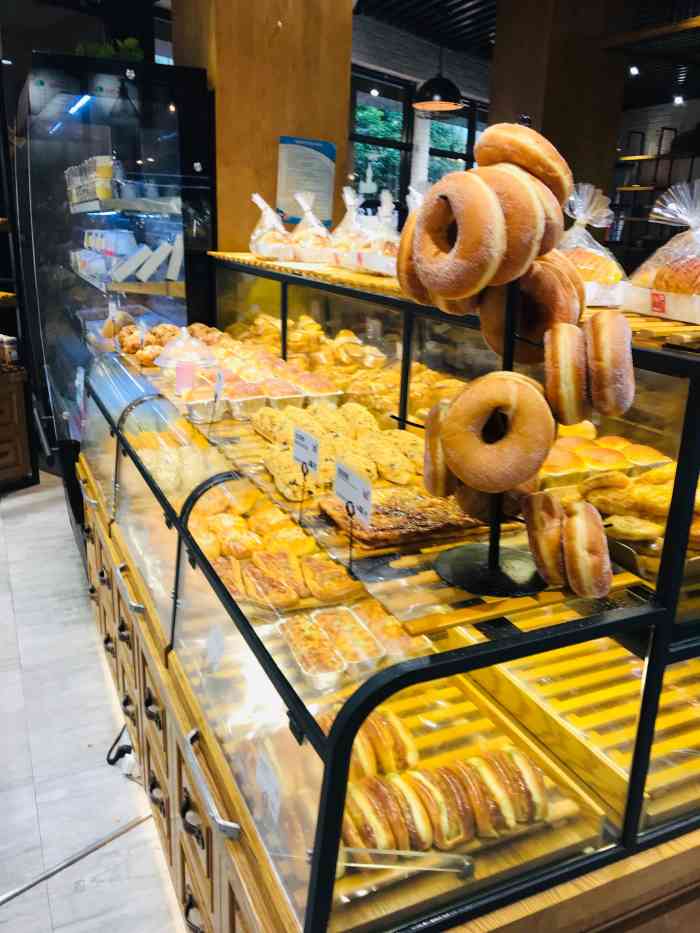 思味贝卡(世茂店)-"位置很好找,店内干净明亮.面包啥的都是当.