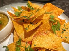 鹰嘴豆泥配玉米片-LESCEDARS Brasserie Bistro香柏树