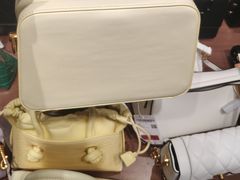 -URBAN REVIVO(高德置地广场·春广场店)