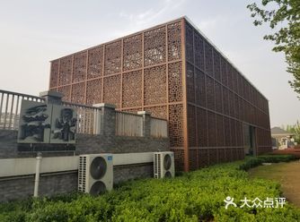江边小城安静的小路，是两排梧桐。梧桐后边是一条小河