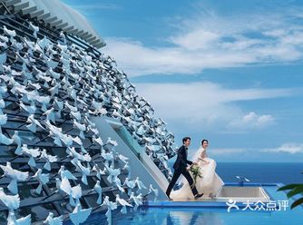 午后我坐在摇椅上读一本书，你在花间修剪美丽绽放的花