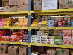 -咻啵翔翔零食基地(万达广场店)