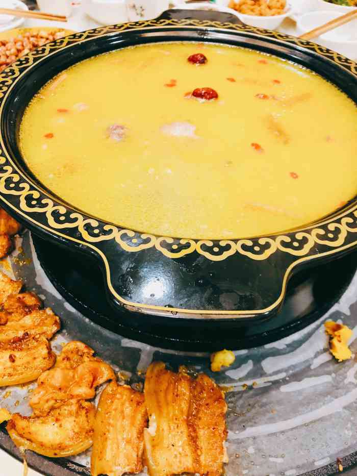 小蛮牛香卤火锅(仁和美食街店)-"走进这家店一眼看到红桌子红凳子,好