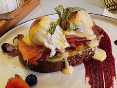 烟熏三文鱼班尼迪克吐司-ChitChat奇洽·Bistro(黎黄陂路店)